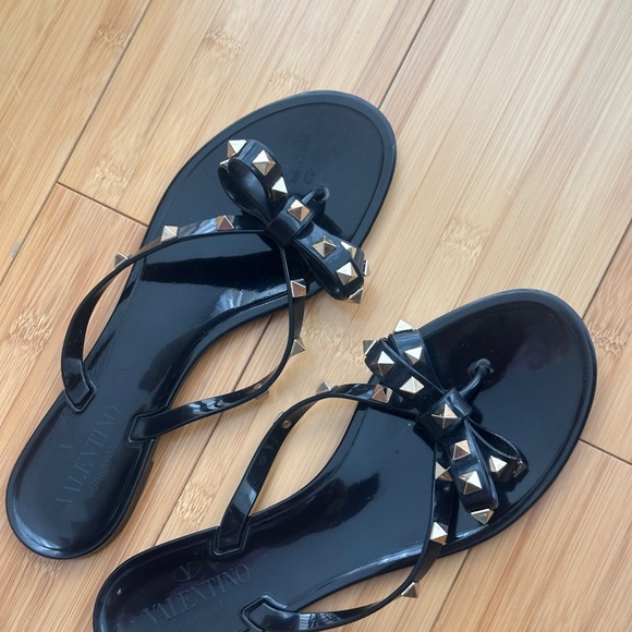 Valentino Garavani Rockstud Jelly Flip Flop - Black - Picture 2 of 5